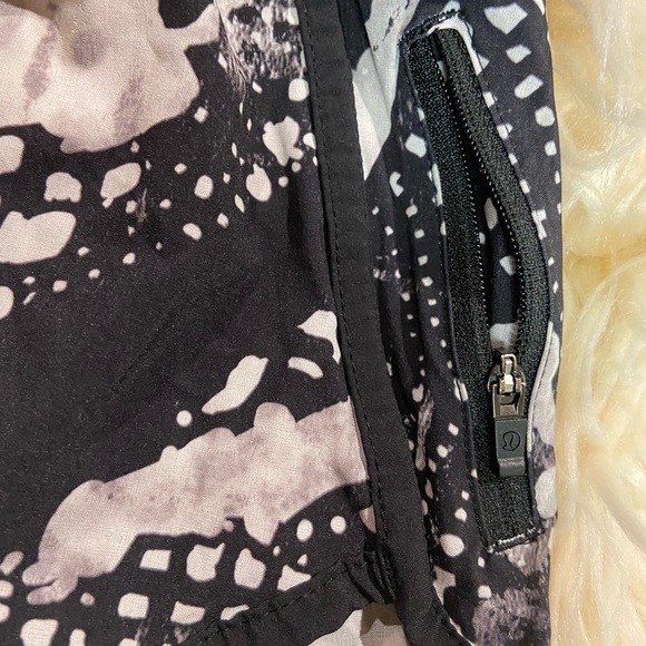 LuluLemon Tracker Short Static Mist Print size 6 - Picture 4 of 7